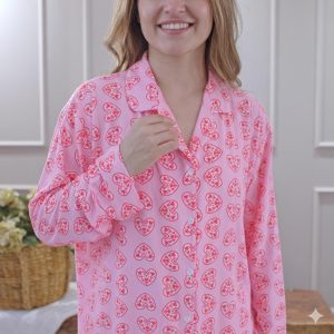 PIJAMA TELA DURAZNO BOTONES ROSA CORAZONES